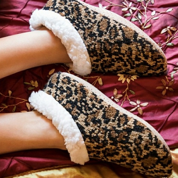 Cheetah Faux Fur Lined Slippers - Picture 2 of 3